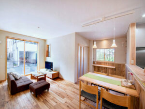 アカシア無垢フローリングを使用したキッチンとダイニング