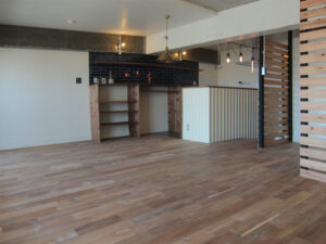 大阪市城東区の分譲マンションのリノベーション事例で使用されたアカシア ヴィンテージ無垢フローリング