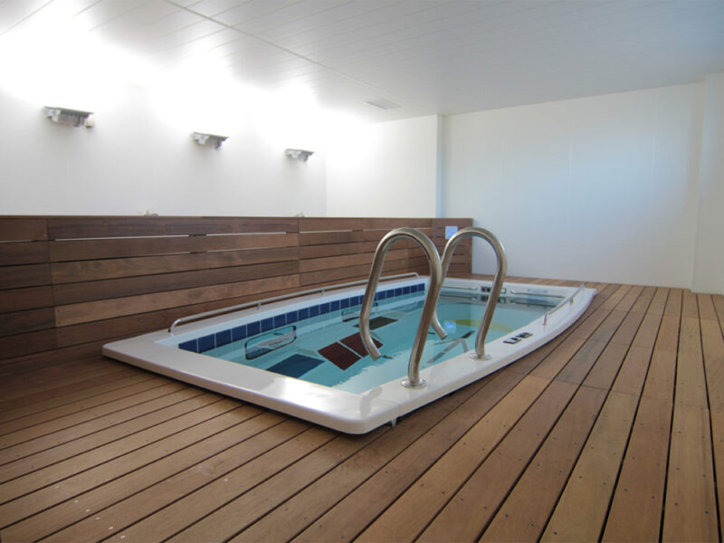 プールサイド全景とイタウバデッキ