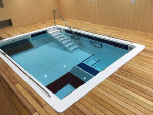 流水プールと木材デッキの全体施工写真