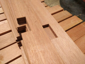 セランガンバツ材の加工工程。配管や柱を避けるために角を切り欠いた板材。