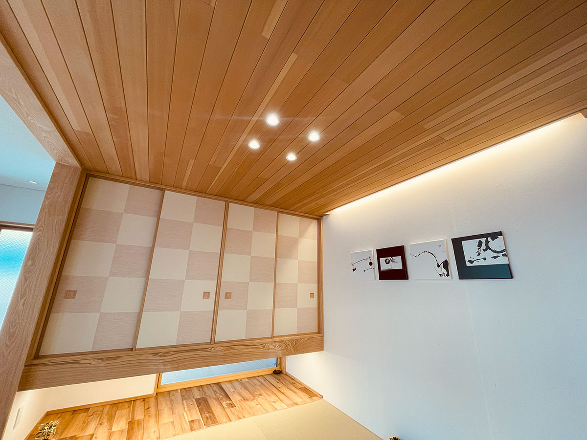 アガチス無垢羽目板施工事例｜南洋材の柔らかな表情と和洋に映える天井・壁材