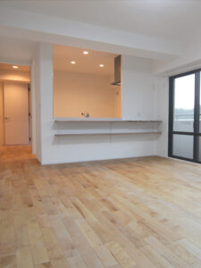 兵庫県西宮市の賃貸マンションに採用されたバーチ（カバ / 樺）無垢フローリングのリビングダイニング施工事例