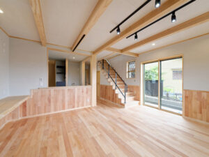 シルバーチェリー無垢フローリングを敷いた交野市の新築リビングと階段