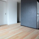 吉野桧 無垢フローリングとダークカラーの壁を合わせたインテリア