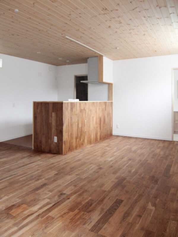 オーク無垢フローリングと木製カウンターが調和する東大阪市の新築リビング