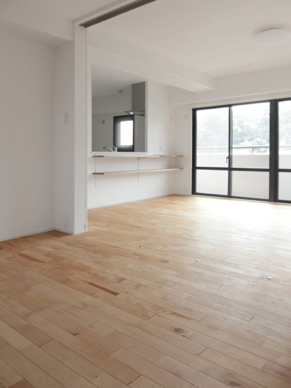 大きな窓から自然光が差し込む賃貸マンションのリビングに敷かれたバーチ（カバ / 樺）無垢フローリング