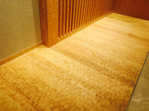 スプーンカットと浮造り加工を施したオーク無垢フローリングの表情