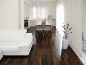 アジアンウォルナットの艶感が映える岡山県津山市の新築邸リビングフロア