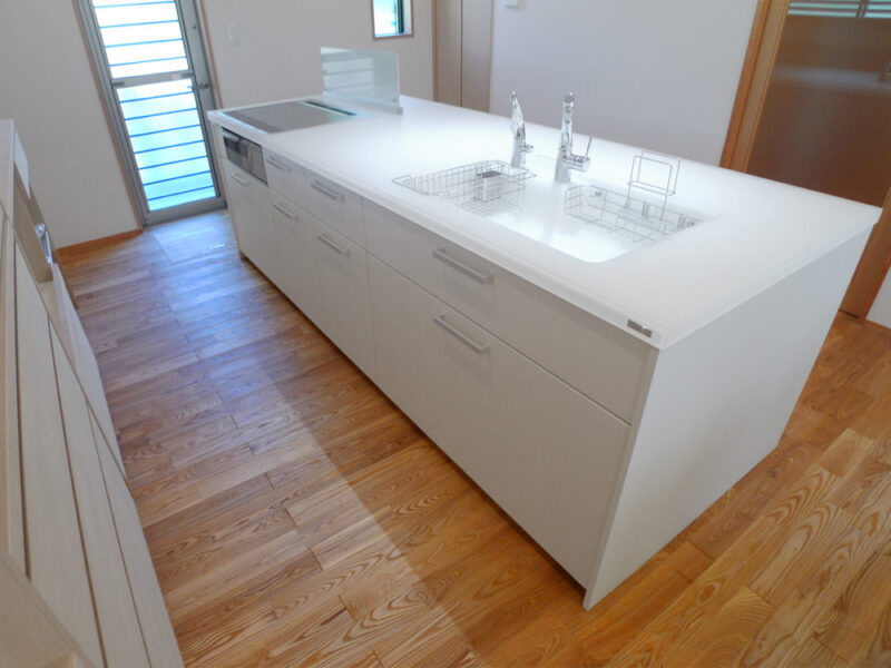 アッシュ無垢フローリングを敷き詰めた東京都世田谷区の新築邸宅のオープンキッチン