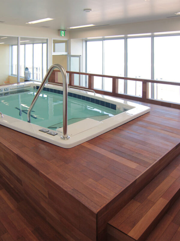 水を満たした愛犬用リハビリプールとメルバウ無垢フローリングの施工事例
