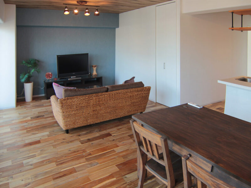 アカシア床とブルーグレー壁が映えるインテリア