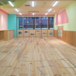 無垢フローリングとカラフルな壁面デザインの保育施設