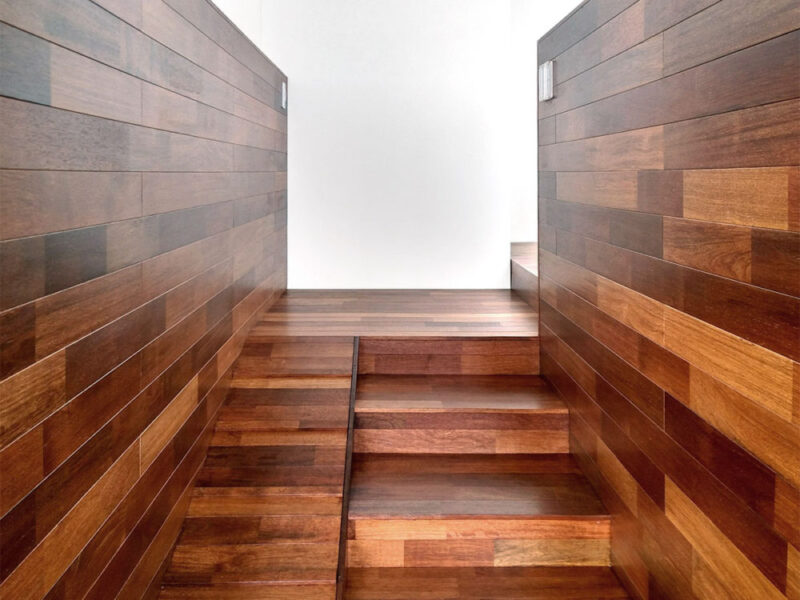 愛犬用プール施設の木製階段と壁に採用されたメルバウ無垢フローリング