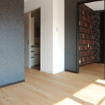 奈良県産 吉野桧 一枚もの無垢フローリングを採用したリノベーションマンションの居室