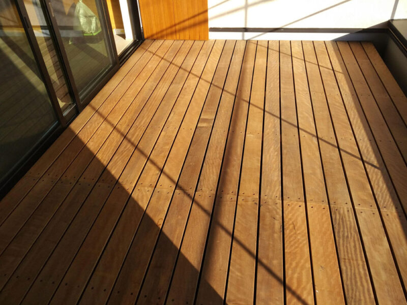 イタウバ ウッドデッキを敷き詰めた新築一戸建ての広々バルコニー