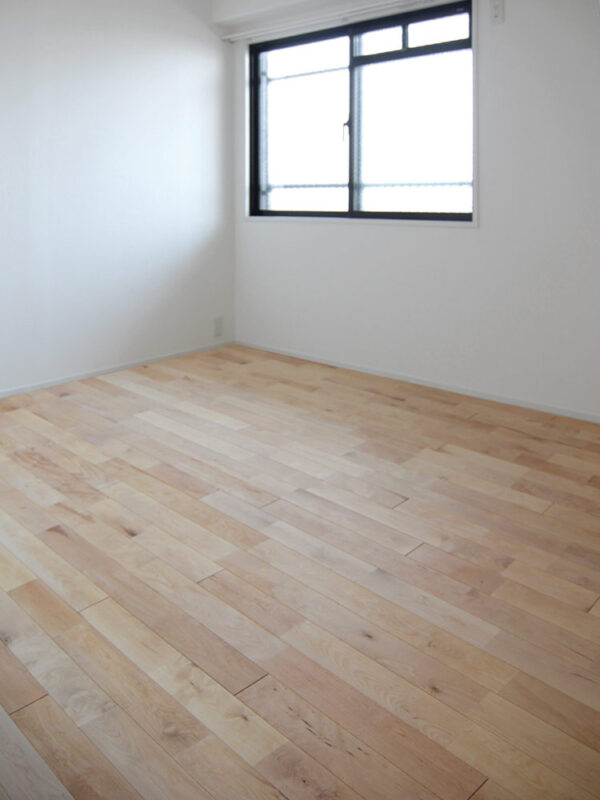 シンプルな個室に敷かれたバーチ（カバ / 樺）無垢フローリング｜自然塗料オイル仕上げ
