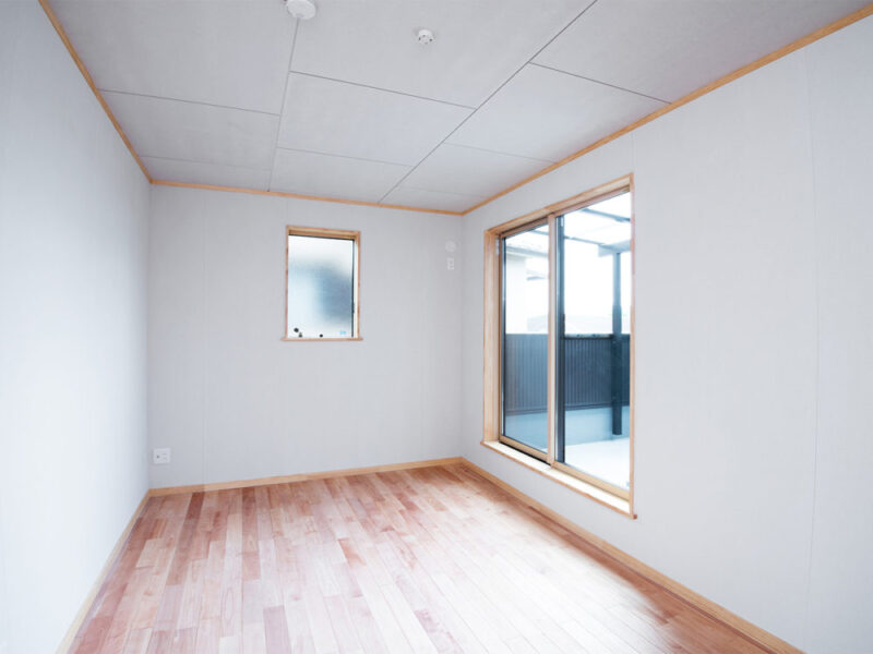 シルバーチェリー無垢フローリングを敷いた交野市新築住宅の個室