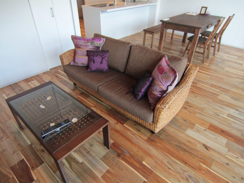 アカシア床と木製家具、ラタンソファのコーディネート