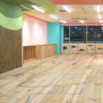 ボルドーパイン無垢フローリングと魚型装飾パネルのある園内