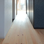 吉野桧 無垢フローリングを使用した廊下の床面
