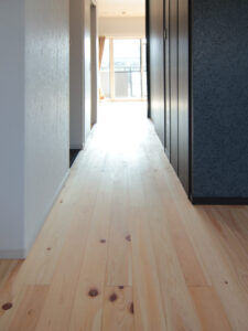吉野桧 無垢フローリングを使用した廊下の床面