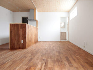 ヴィンテージブラウンのオーク無垢フローリングが広がる奥行きのあるリビング空間