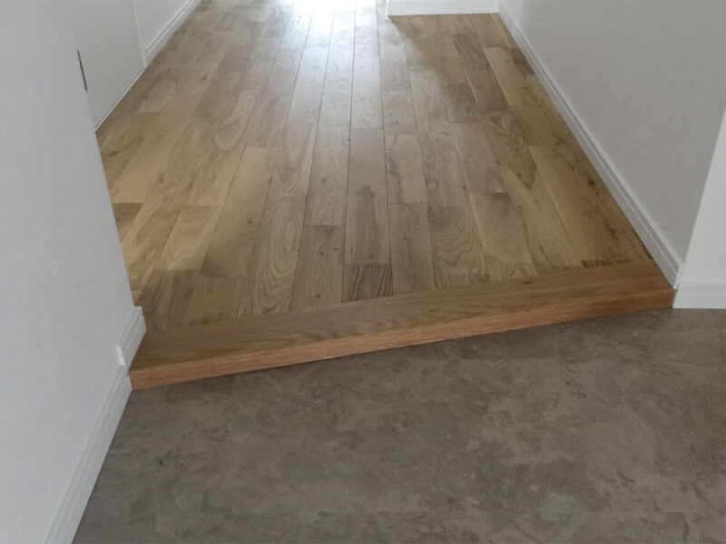 オーク無垢フローリングに合わせて施工されたオーク材の框