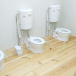 無垢フローリングを敷いた園児用トイレの施工事例