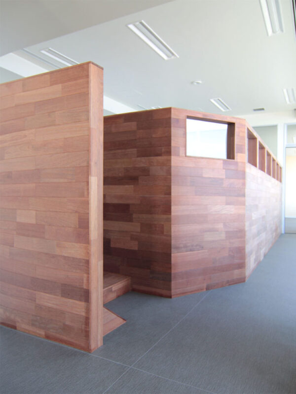 海を背景にした愛犬用プールと周囲のメルバウ無垢フローリング施工事例