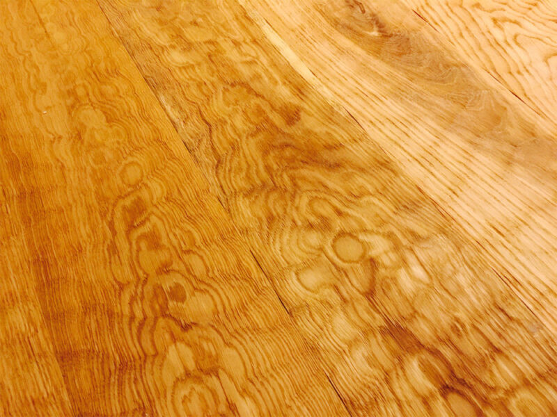 スプーンカット加工により力強く浮き出たオーク無垢材の杢目
