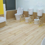 子ども向けの小型トイレと無垢フローリングの組み合わせ