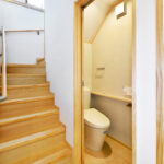 ノルディックパイン材の階段と床暖房対応フローリング