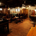 アンティーク家具と照明が配置された「SHABBY’S MARKET PLACE」の広いフロアとノルディックパイン無垢フローリング