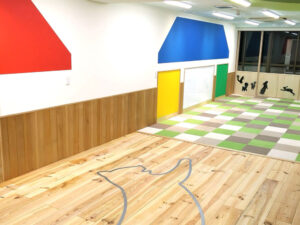 無垢フローリングとカラフルな壁面デザインを組み合わせた保育施設