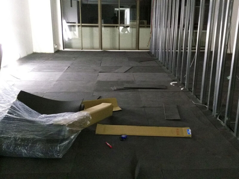 防振マットを敷き詰めた無垢フローリング施工前の床下準備