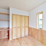 個室に施工されたシルバーチェリー（カバザクラ）無垢フローリングの新築住宅