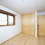 クローゼット付き洋室のノルディックパインフローリング