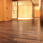 和室へ続く廊下に敷かれたオーク複合フローリング