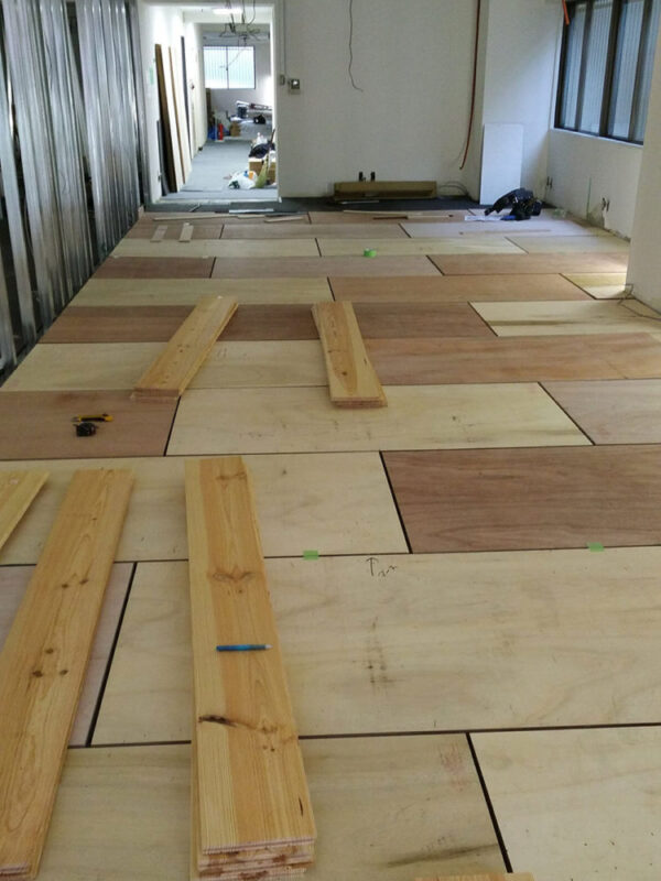 合板を敷き詰めて下地を整える無垢フローリング施工準備