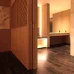 オーク複合フローリングと障子・格子デザインが融合するホテル客室