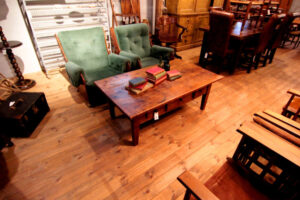 ノルディックパイン無垢フローリングとヴィンテージソファ、木製テーブルの組み合わせ