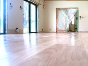 低いアングルから撮影した完成後のシルバーチェリー無垢フローリング