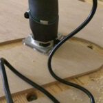 トリマーで無垢フローリングにシルエットを掘り込む施工風景