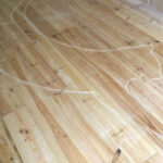 無垢フローリングにクジラのシルエットを掘り込んだ状態