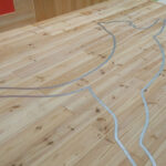 猫の形に加工されたボルドーパインフローリング完成イメージ