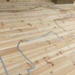 複数の動物シルエットを埋め込んだボルドーパイン無垢フローリング