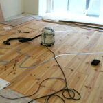 ボルドーパイン無垢フローリングに埋め込まれた動物シルエット加工と施工現場の様子