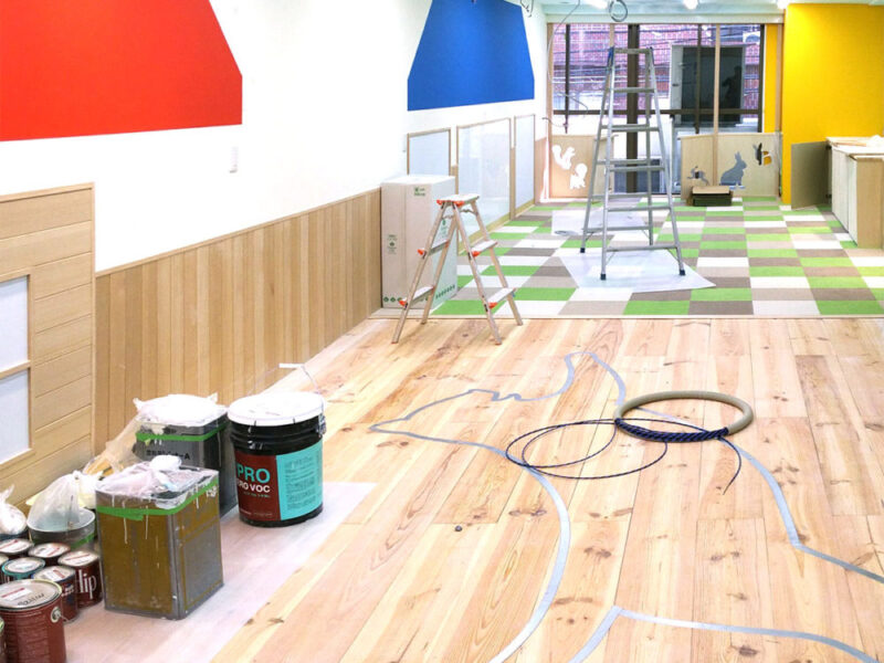 施工途中の保育施設、ボルドーパイン無垢フローリングと動物シルエット加工