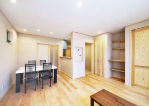 シルバーチェリー無垢フローリングで仕上げた新築住宅の広々としたLDK